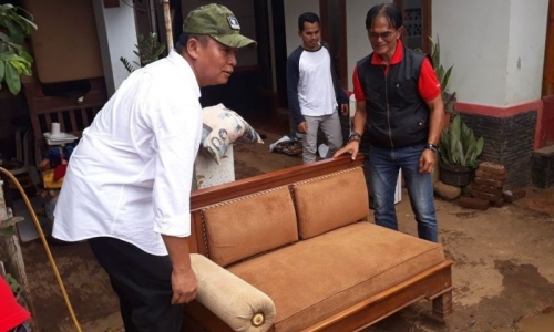 Sambangi Korban Banjir, Kang Hasan Bantu Bereskan Perkakas