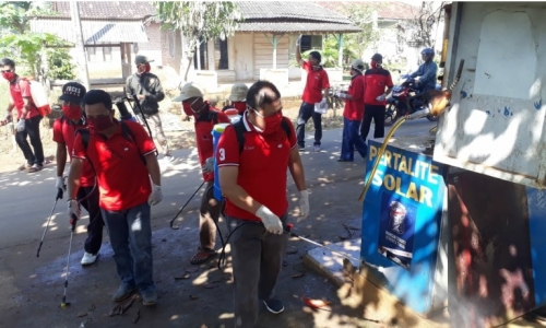 PDI Perjuangan Pesawaran Semprot Disinfektan, Bagikan Masker