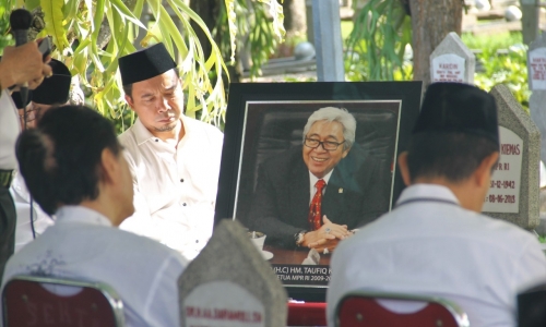 PDI Perjuangan Ziarah ke Makam Almarhum Taufiq Kiemas 