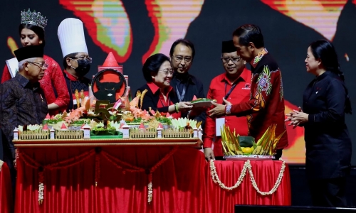 Megawati Serahkan Tumpeng Pertama kepada Presiden Jokowi