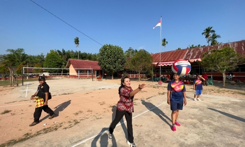 Karolin Sebut Ganjar Capres yang Peduli Olahraga di Tournament Bola Voli Desa Sekilap