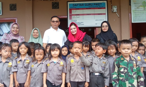 Peduli Pendidikan Kaur, Martina Sulis Setyawati & Mardianto Salurkan Bantuan ke Paud Nurhidayah