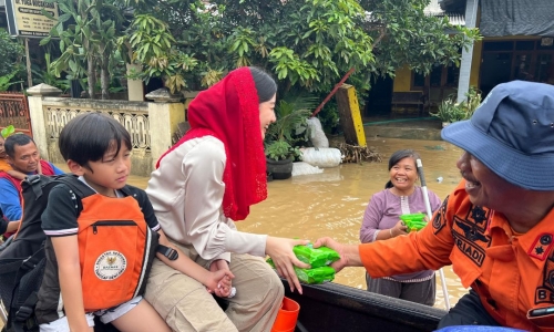 Gerak Cepat Novita Hardini Bersama Pemda Tinjau dan Salurkan Bantuan untuk Korban Banjir di Trenggalek