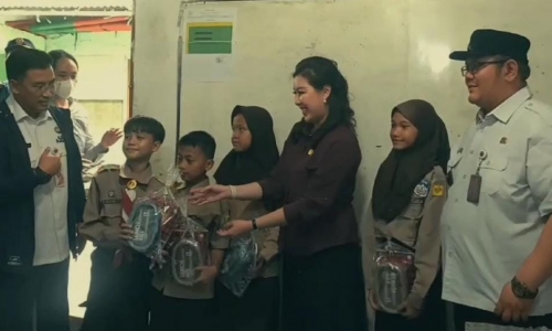 Hilda Kusuma Dewi Berbagi Alat Tulis untuk Ratusan Siswa Madrasah di Tambora