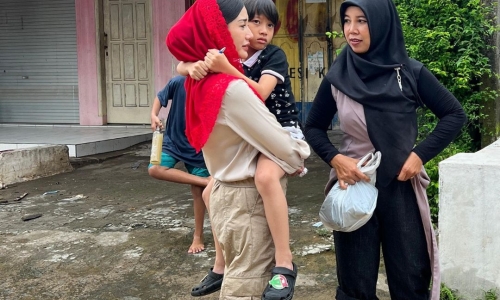 Novita Hardini Ajak Buah Hati Temui Korban Banjir dan Longsor di Trenggalek: Belajar Empati Sejak Dini 