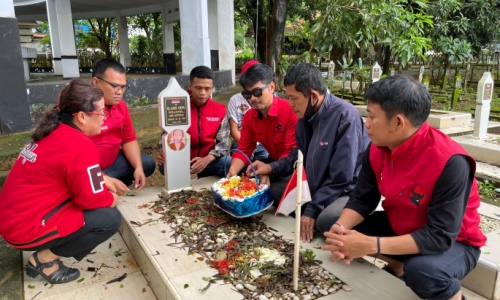 Peringati Hari Ibu, Banteng Makassar Ziarahi Dua Makam Pahlawan Wanita Pejuang Nasional di TMP Panaikang Makassar 