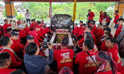 Banteng Karanganyar Gelar Ziarah ke Makam Bung Karno di Blitar