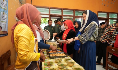 Novita Hardini Anggota DPR RI Puji Prototipe Makan Siang Bergizi Gratis Pemkab Trenggalek