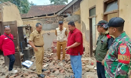 Yudha Puja Kunjungi Korban Rumah Roboh, Warga Kampung Sindanghayu Desa Pasanggrahan Garut 