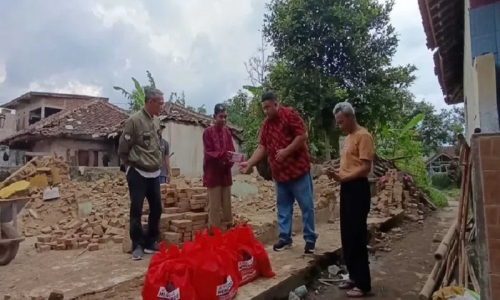 Yudha Puja Turnawan Kunjungi Korban Rumah Roboh Warga Kampung Cijoho Desa Mekarsari Garut