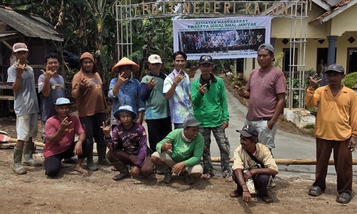 Rangkul Masyarakat, Deris Perbaiki Jalan di Desa Negerikaton