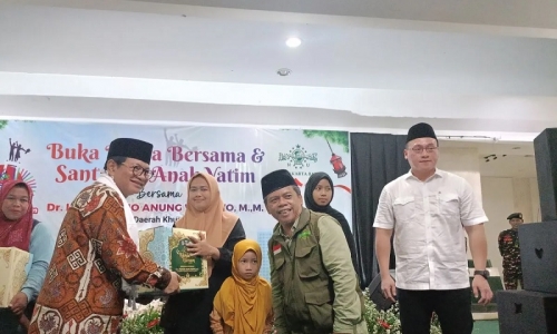 Pramono Santuni 1.500 Yatim-Piatu di Masjid Raya KH Hasyim Asy'ari