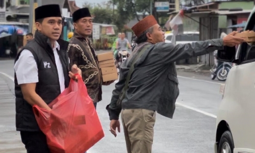 PDI Perjuangan Kabupaten Pasuruan Bagikan Ribuan Paket Sembako ke kader Banteng