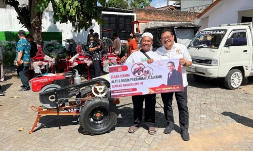 Sonny T. Danaparamita Serahkan Bantuan Alsintan ke Pokan dan Gapoktan di Kab. Banyuwangi
