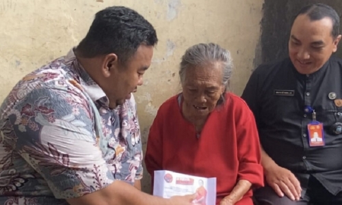 Yudha Puja Turnawan Kunjungi Lansia Dhuafa, Emak Mae, Bersama Mahasiswa KKN UIN 