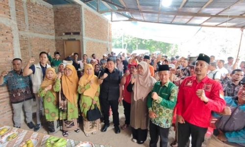 Alex Indra Lukman Serahkan Bantuan Pangan Kepada 447 Penerima di Nagari Sungai Tarab Kabupaten Tanah Datar