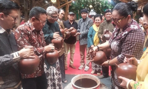 Endah Subekti Ingatkan Pesan Bung Karno 'Jasmerah' di Festival Budaya Ndeso Kluthuk 2025 