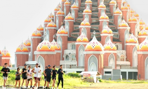 Gerimis Tak Halangi Sekjen PDI Perjuangan untuk Bakar Kalori di Makassar