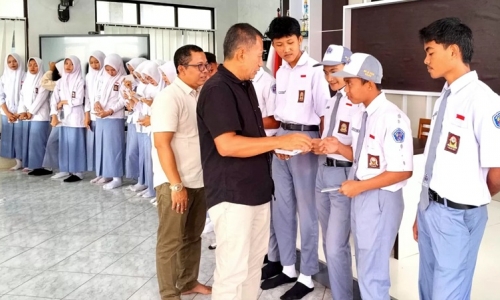 Wakil Ketua DPRD Jepara Salurkan Beasiswa PIP untuk Siswa SMK Al Husain Keling