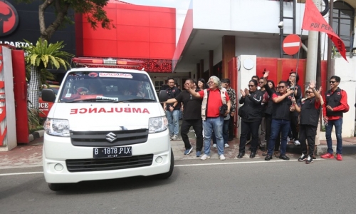 Hasto Kristiyanto Lepas 30 Ambulans PDI Perjuangan ke Sumatra: Bawa Pesan Kemanusiaan Megawati