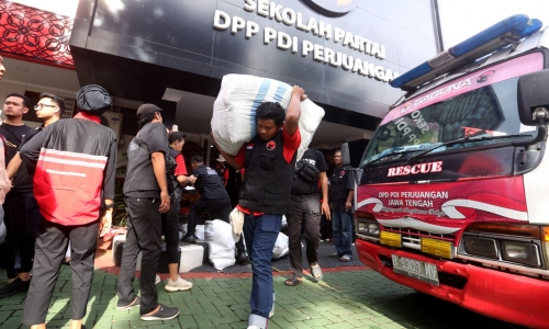 Hasto Kristiyanto Lepas 30 Ambulans PDI Perjuangan ke Sumatera