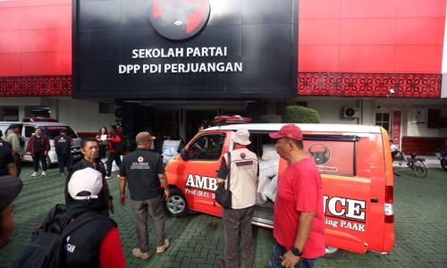 Gotong Royong Kader PDI Perjuangan Kawal Ambulans ke Sumatera