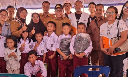 Masinton Barikan Bantuan di Sekolah Darurat di Posko Pengungsian Kebun Pisang