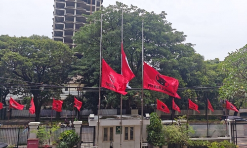 Berduka Try Sutrisno Wafat, PDI Perjuangan Kibarkan Bendera Setengah Tiang