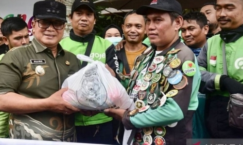 Bupati Sujiwo Bagikan Paket Sembako Kepada 50 Pengemudi Ojek Online