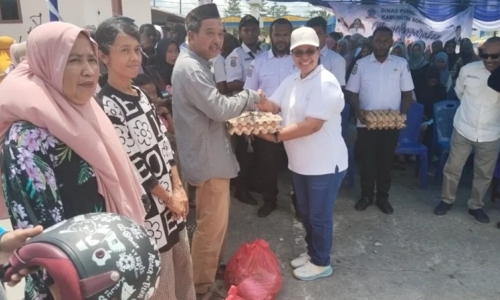 Bupati Sorong Selatan Bagikan 200 Paket Sembako Gratis Hari Raya Idul Fitri 