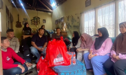 Yudha Puja Turnawan Turun Langsung Salurkan Bantuan Bagi Korban Kebakaran di Banyuresmi