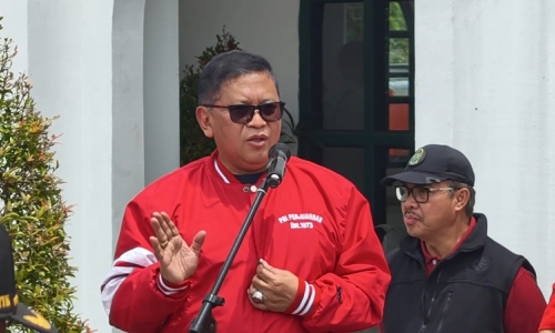 Bantah Isu “Dua Kaki” dari Tempo, Hasto Tegaskan Partai Berpijak pada Ideologi