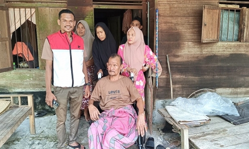 Wujudkan Janji, Syibral Mulasi Serahkan Kursi Roda untuk Pasutri di Aceh Utara