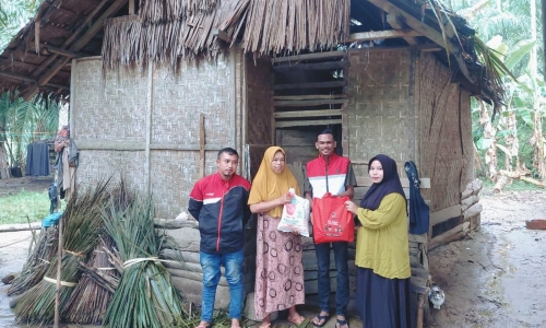 Sentuhan Kemanusiaan DPC PDI Perjuangan Aceh Utara untuk Janda Miskin di Meurah Mulia