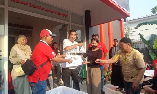 Kader PDI Perjuangan Dilarang Punggungi Rakyat, Ketua DPC Jaktim Rio Sambodo Bagikan Hewan Kurban di Pondok Kelapa