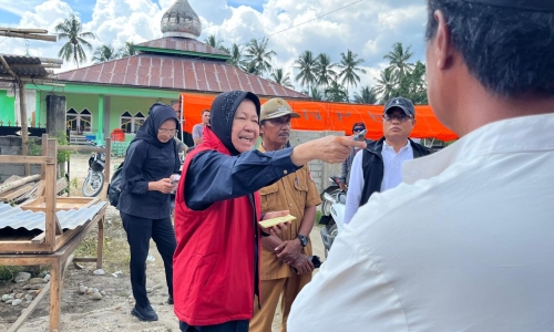 Kunjungi Lokasi Terdampak Gempa Sulteng, Risma Ajak Warga Tingkatkan Kewaspadaan dan Bangun Rumah Tahan Gempa