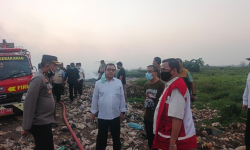Deden Umar Dani Minta Pemadaman Kebakaran TPA Jatiwaringin Dipercepat, Kesehatan Warga Jadi Prioritas