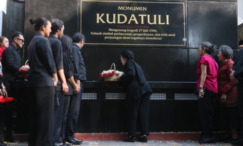 Ibu Megawati Soekarnoputri Resmikan Monumen Patung Kudatuli