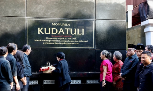 Megawati Taruh Bunga di Monumen Kudatuli, Hormati Para Korban