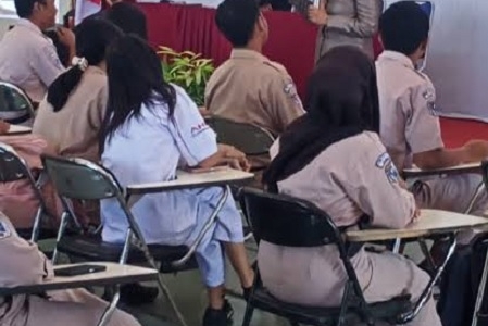 Puan Maharani Salurkan Bantuan Pendidikan PIP Kepada 77 Siswa SMK Kristen 5 Klaten