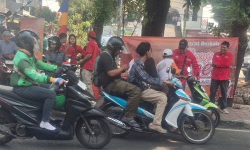 DPC PDI Perjuangan Jaktim dan Warung Si Doel Bagikan Ratusan Nasi Kotak di Ciracas