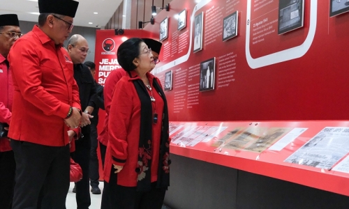 Refleksi Sejarah di HUT Ke-81 RI, Megawati Soekarnoputri Tinjau Pameran "Jejak Merdeka Putra Sang Fajar"