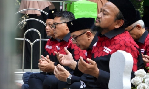 PDI Perjuangan Jawa Timur Ziarah ke Makam Para Pendiri dan Tokoh besar NU