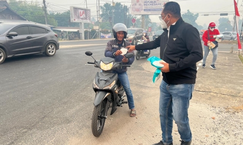 DPR RI dan PDI Perjuangan Bagikan Masker, Peduli Warga Terdampak Kabut Asap di Palangka Raya