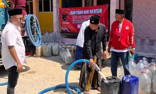 Atasi Dampak Kekeringan, DPC PDI Perjuangan Sampang Salurkan Air Bersih dan Gelar Salat Istisqa