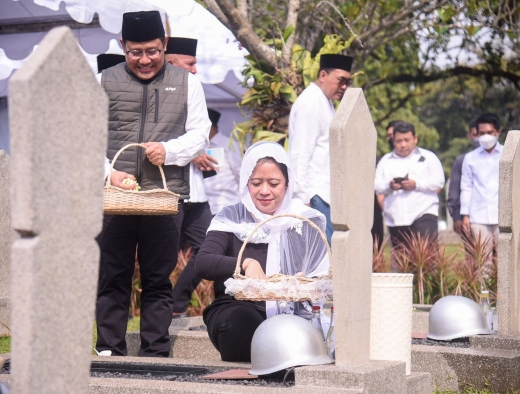 Puan dan Cak Imin Ziarah ke Makam Taufiq Kiemas 