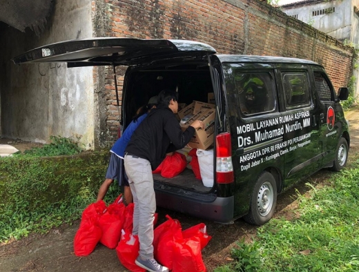 M. Nurdin Salurkan Puluhan Paket Sembako ke Korban Banjir Bandang di Selajambe