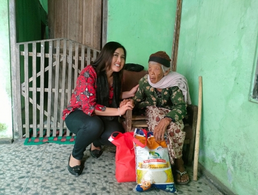 Jumat Berkah, Vita Ervina Berikan Bantuan Paket Sembako