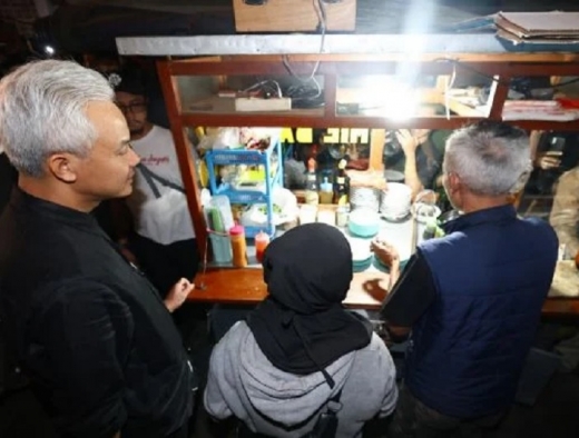 Ganjar Santap Lahap dan Habis Nasi Goreng Pnggir Jalan Pak Ikin PR Bandung