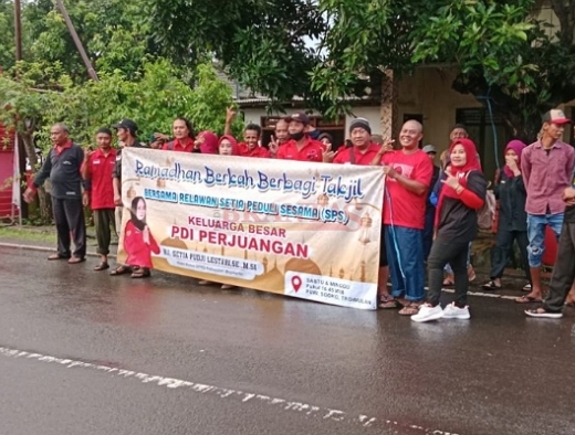 Relawan Setia Peduli Sesama dan Kader PDI Perjuangan Kabupaten Mojokerto Berbagi Takjil